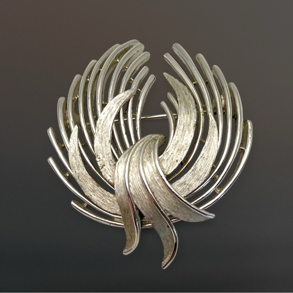 Stylish Vintage Crown Trifari Abstract Spray Ribbon Silver Tone Brooch